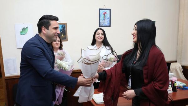 Председатель НС Ален Симонян преподнес сюрприз женщинам-депутатам, сотрудницам аппарата и аккредитованным в парламенте журналисткам по случаю Дня материнства и красоты (7 апреля 2022). Еревaн Председатель НС Ален Симонян преподнес сюрприз женщинам-депутатам, сотрудницам аппарата и аккредитованным в парламенте журналисткам по случаю Дня материнства и красоты (7 апреля 2022). Еревaн - Sputnik Армения