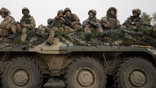 Украинские военнослужащие на бронетранспортере проезжают через российскую позицию под Киевом (31 марта 2022). Украина - Sputnik Армения
