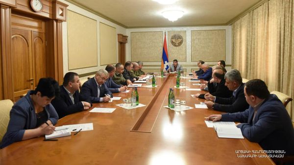 Очередное заседание Совета безопасности Карабаха под председательством президента Араика Арутюняна (8 апреля 2022). Степанакерт - Sputnik Армения