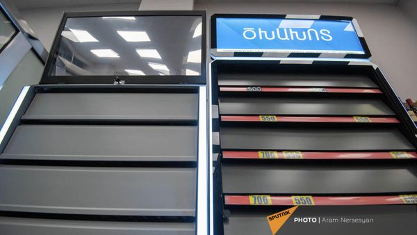 Ծխախոտի փակ ցուցափեղկեր երևանյան խանութներից մեկում - Sputnik Արմենիա
