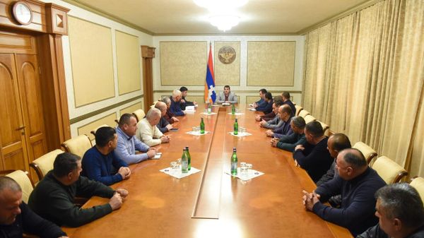 Президент Нагорного Карабаха Араик Арутюнян принял группу членов общественной организации Союз офицеров запаса Арцаха (8 апреля 2022). Степанакерт - Sputnik Армения