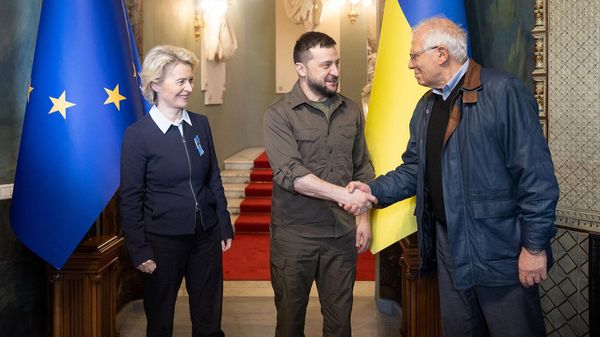 Президент Украины Владимир Зеленский, президент Европейской комиссии Урсула фон дер Ляйен и Верховный представитель ЕС по иностранным делам и политике безопасности Хосеп Боррель перед встречей (8 апреля 2022). Киев - Sputnik Армения