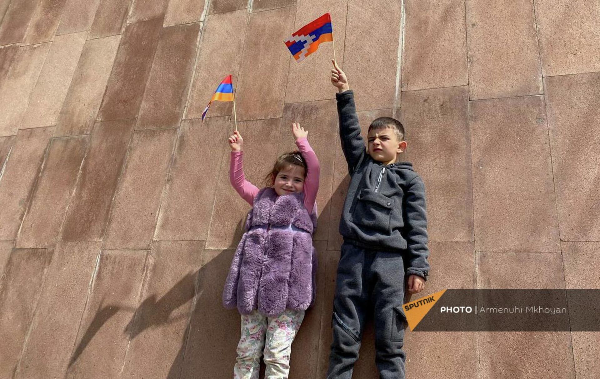 Маленькие участники акции в поддержку Арцаха с флажками  (10 апреля 2022). Гюмри - Sputnik Արմենիա, 1920, 10.04.2022