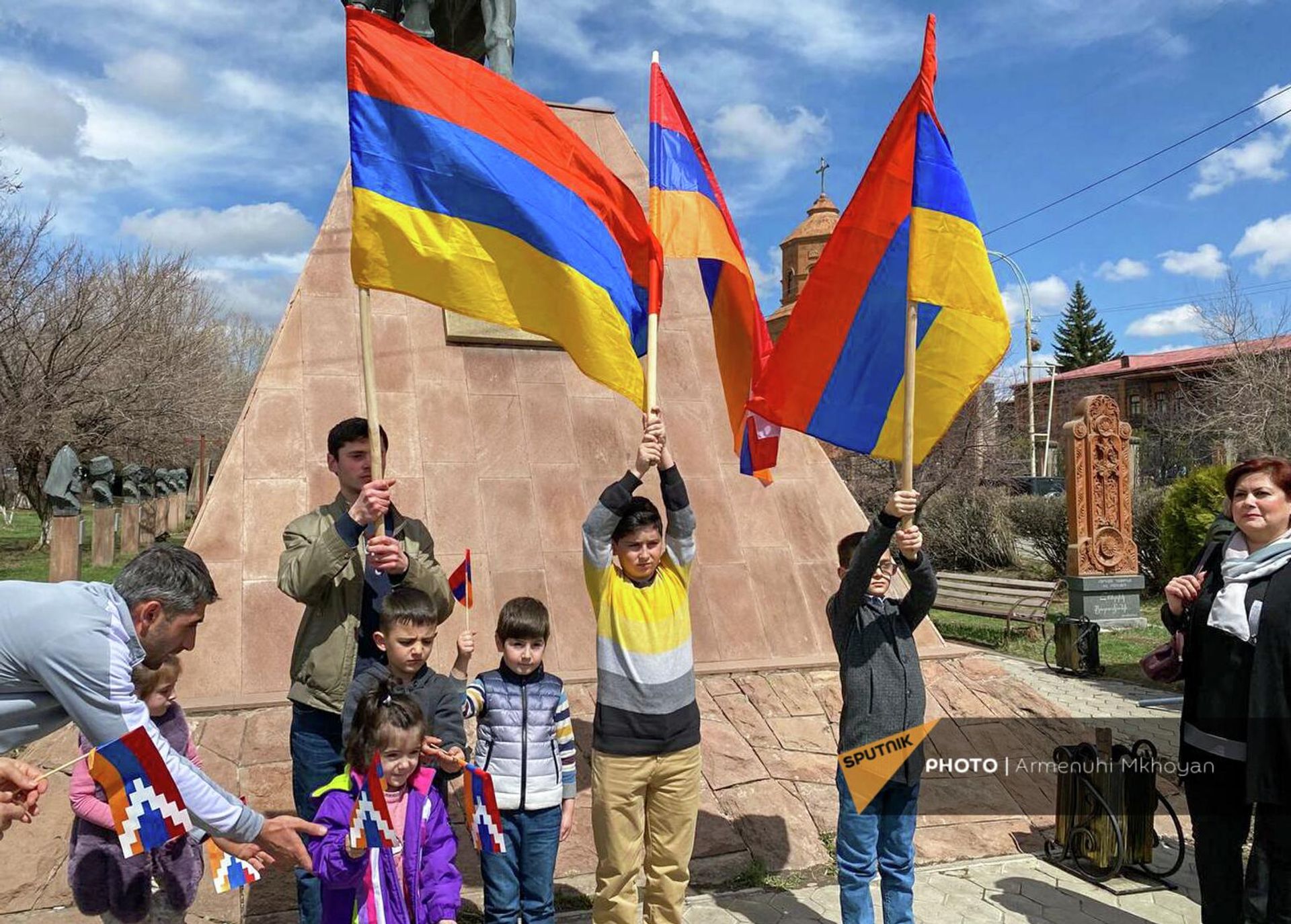 Марш участников акции в поддержку Арцаха от парка Кольцо мира в Гюмри до парка Зоравара Андраника (10 апреля 2022). Гюмри - Sputnik Արմենիա, 1920, 10.04.2022