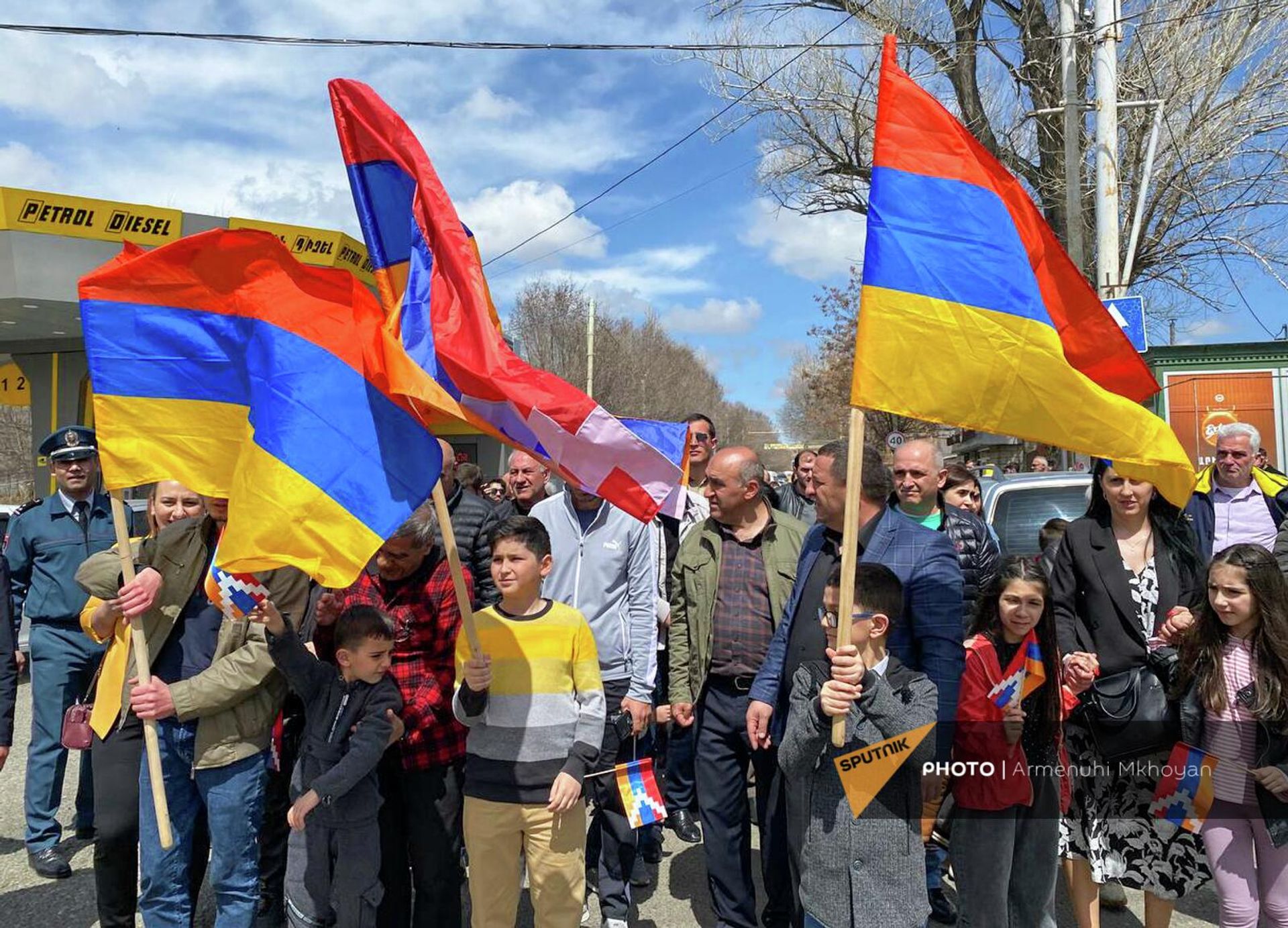 Марш участников акции в поддержку Арцаха от парка Кольцо мира в Гюмри до парка Зоравара Андраника (10 апреля 2022). Гюмри - Sputnik Արմենիա, 1920, 10.04.2022