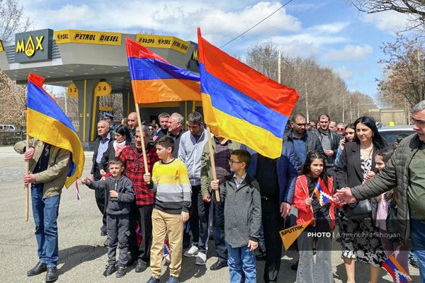 Марш участников акции в поддержку Арцаха от парка Кольцо мира в Гюмри до парка Зоравара Андраника (10 апреля 2022). Гюмри - Sputnik Армения