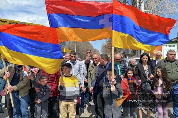 Марш участников акции в поддержку Арцаха от парка Кольцо мира в Гюмри до парка Зоравара Андраника (10 апреля 2022). Гюмри - Sputnik Армения