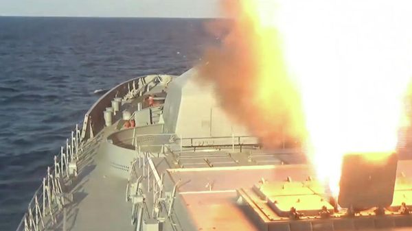 Залповый пуск ракет Калибр по объектам военной инфраструктуры ВСУ. Видео Минобороны России - Sputnik Армения