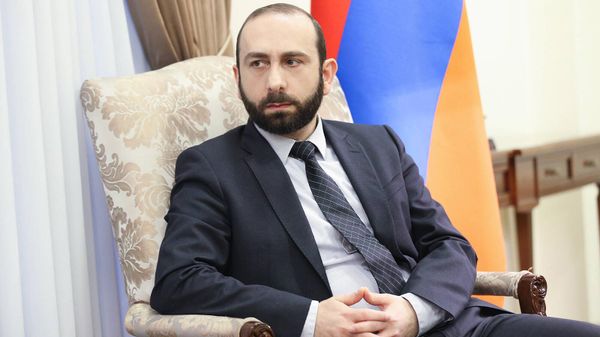 Министр иностранных дел Армении Арарат Мирзоян на встрече с сопредседателем Минской группы ОБСЕ от Франции (11 апреля 2022)․ Ереван - Sputnik Армения