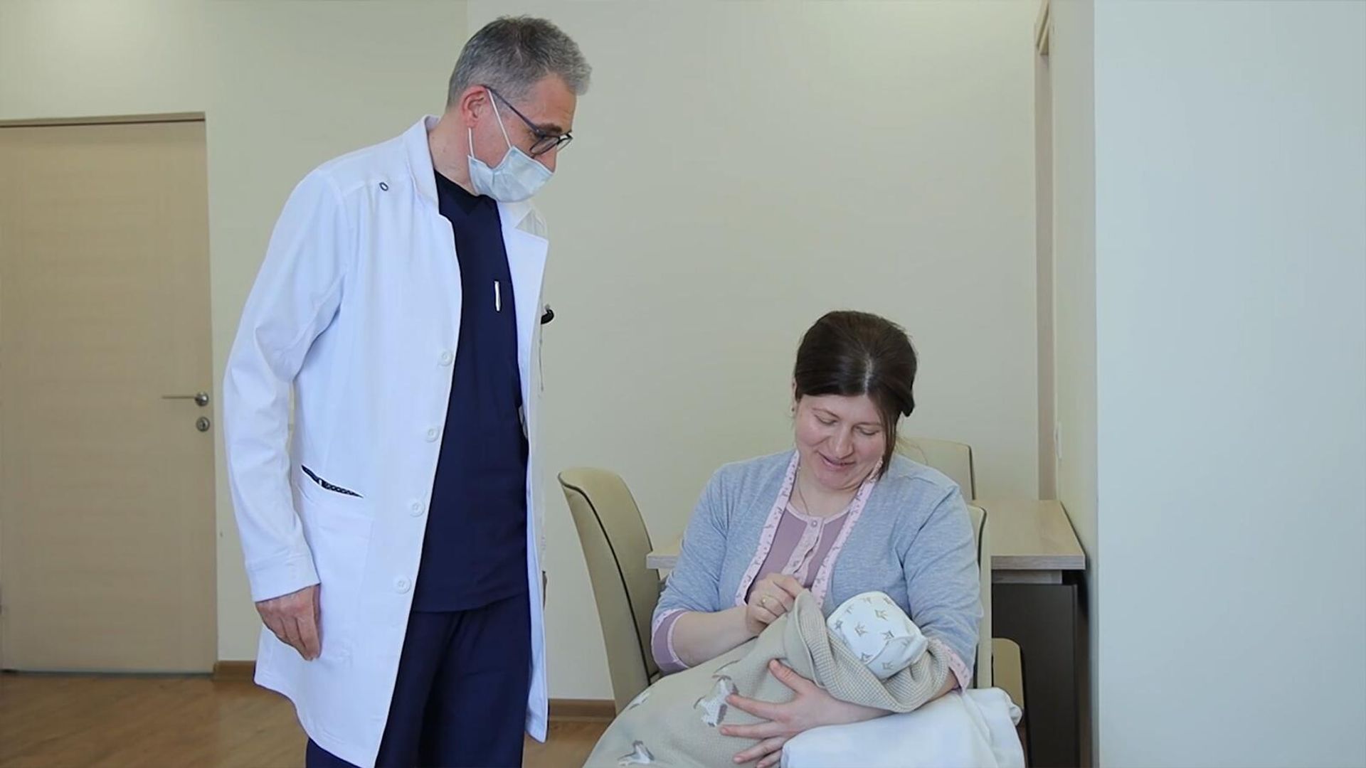 «Էրեբունի» ԲԿ ծննդատան փոխտնօրեն Դավիթ Աբովյանը Կարեն Միրզոյանի և Արաքսյա Մկրտումյանի հետ - Sputnik Արմենիա, 1920, 12.04.2022