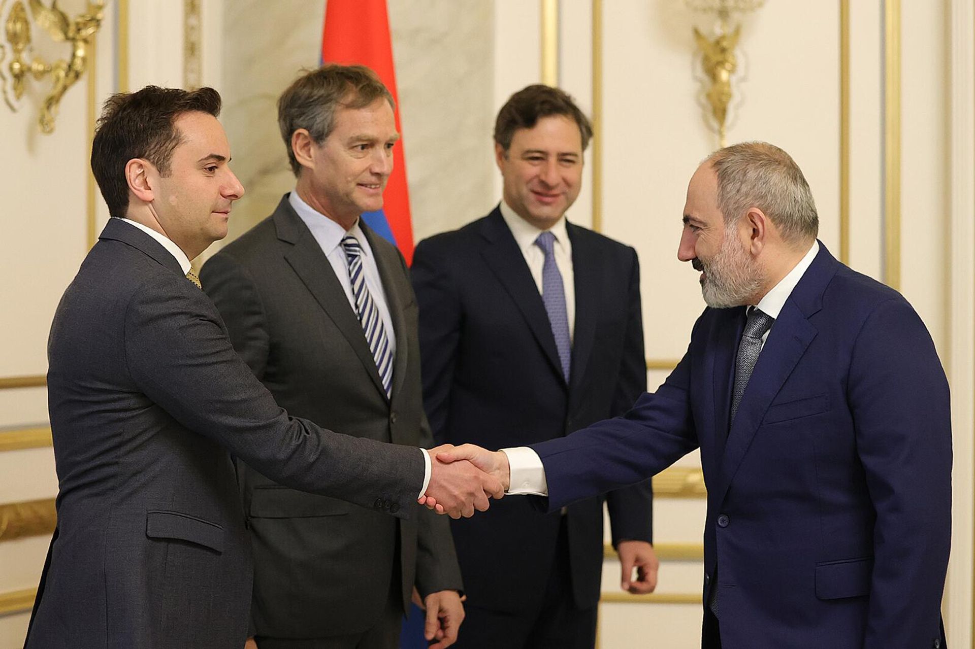 Վարչապետ Նիկոլ Փաշինյանն ընդունել է «Կորպորասիոն Ամերիկա օդանավակայաններ» ընկերության գործադիր տնօրեն Մարտին Էռնեկյանին, «Արմենիա միջազգային օդանավակայաններ» ընկերության գլխավոր տնօրեն Մարսելո Վենդեին և փոխտնօրեն Սերգեյ Ավետիսյանին (12 ապրիլի, 2022թ). Երևան - Sputnik Արմենիա, 1920, 12.04.2022