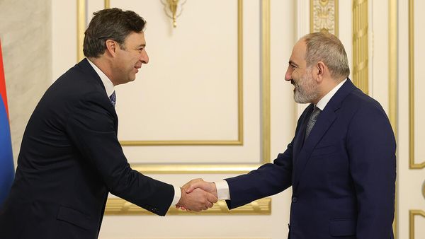 Премьер-министр Никол Пашинян принял исполнительного директора компании Corporacion America AirPods Мартина Эрнекяна, генерального директора компании Армения Международные аэропорты Марсело Вендэ и заместителя директора Сергея Аветисяна (12 апреля 2022). Еревaн - Sputnik Армения