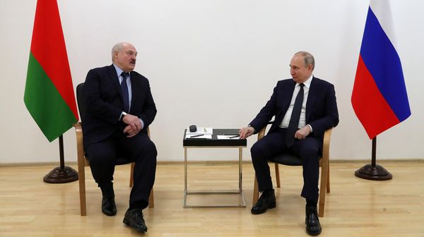 Президенты России и Белоруссии Владимир Путин и Александр Лукашенко беседуют в инженерном корпусе технического комплекса космического ракетного комплекса Союз-2 на космодроме Восточный (12 апреля 2022). Амурская область - Sputnik Армения