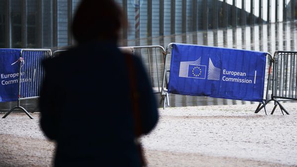 Логотип Евросоюза на ограждении возле здания штаб-квартиры Европейского парламента в Брюсселе - Sputnik Армения