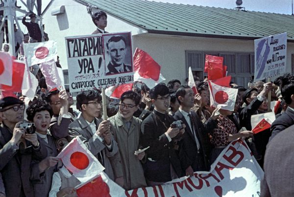 Поездка летчика-космонавта СССР, Героя Советского Союза Юрия Гагарина в Японию. Жители острова Хоккайдо восторженно встречают первого в мире летчика-космонавта - Sputnik Армения