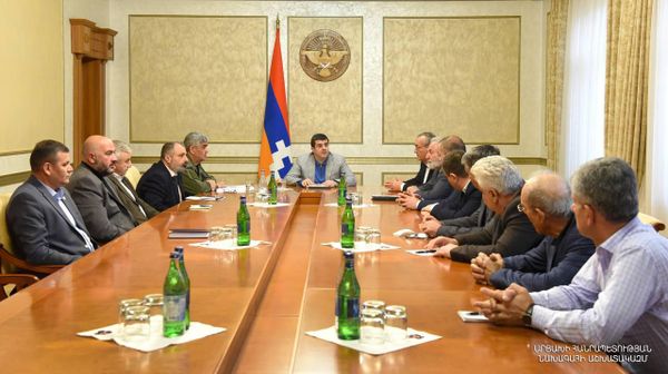 Президент Нагорного Карабаха Араик Арутюнян созвал срочное рабочее совещание с участием парламентских сил, министра иностранных дел и секретаря СБ (13 апреля 2022). Степанакерт - Sputnik Армения