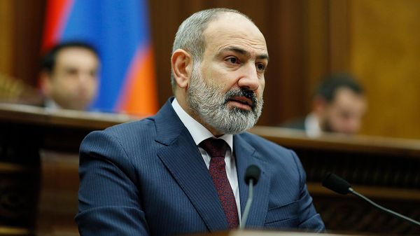 Премьер-министр Никол Пашинян выступает с речью во время обсуждения отчета об исполнении программы Правительства на 2021 год в Национальном Собрании Армении (13 апреля 2022). Ереван - Sputnik Армения
