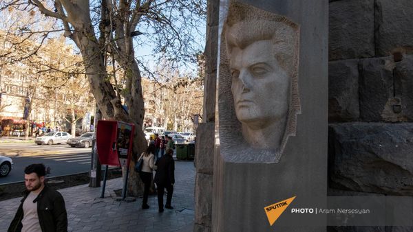 Вандалы осквернили бюст Леонида Азгалдяна - Sputnik Армения