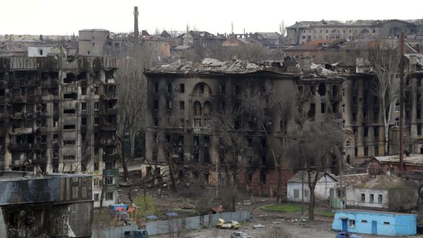 Разрушенные дома в Мариуполе (14 апреля 2022). Украина - Sputnik Армения