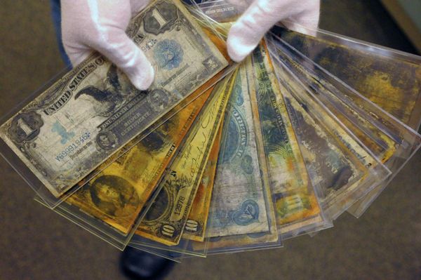 Упакованные в пластик банкноты, извлеченные из-под обломков "Титаника". - Sputnik Армения