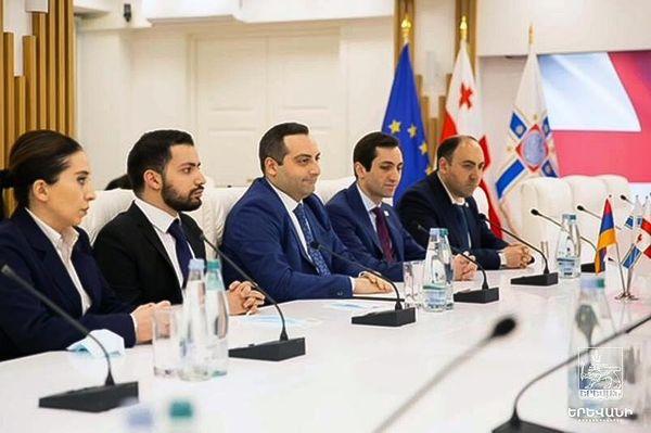 Երևանի քաղաքապետի առաջին տեղակալ Լևոն Հովհաննիսյանի գլխավորած պատվիրակությունը հանդիպել է Թբիլիսիի քաղաքապետ Կախա Կալաձեի հետ (15 ապրիլի, 2022թ)․ Թբիլիսի - Sputnik Արմենիա