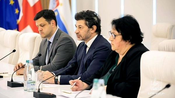 Делегация, возглавляемая первым заместителем мэра Еревана Левоном Ованнисяном, встретилась с мэром Тбилиси Кахой Каладзе (15 апреля 2022). Тбилиси - Sputnik Армения