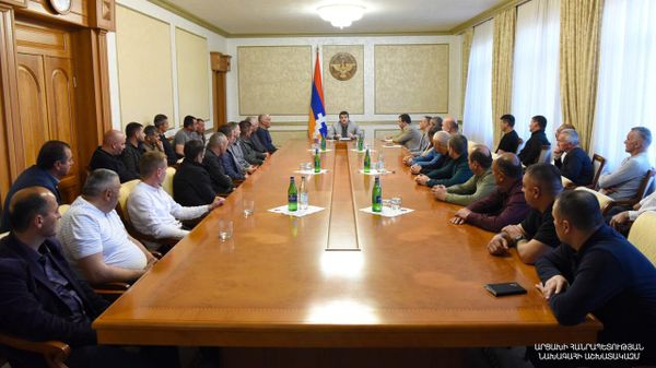 Президент Нагорного Карабаха Араик Арутюнян принял группу граждан, которые в последние дни в ходе напряженности на линии соприкосновения по добровольному принципу отправились на службу (15 апреля 2022). Степанакерт - Sputnik Армения