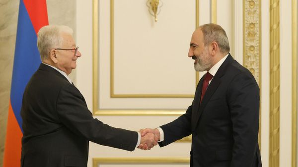 Премьер-министр Никол Пашинян принял академиков Юрия Ованнисяна и Григория Трубникова (15 апреля 2022). Еревaн - Sputnik Армения