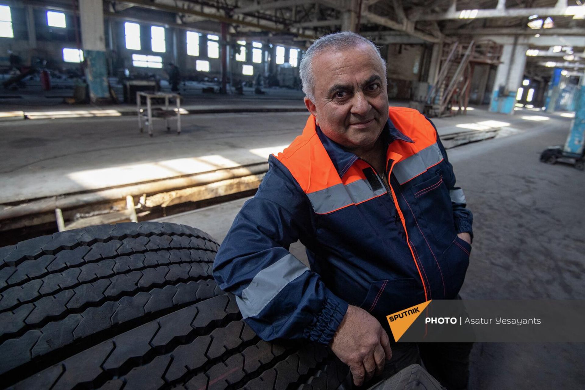 Էլեկտրաեռակցող Եգոր Աղագուլյանը «Երևանի էլեկտրատրանսպորտ» ՓԲԸ դեպոյում - Sputnik Արմենիա, 1920, 20.04.2022