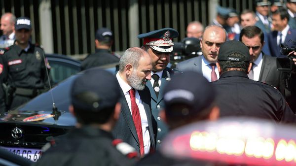 Премьер-министр Никол Пашинян в сопровождении начальника полиции Ваге Казаряна посетил Кумайрийское управление полиции (16 апреля 2022). Гюмри - Sputnik Армения