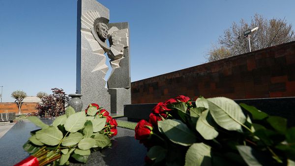 Премьер-министр Никол Пашинян в сопровождении руководителя аппарата премьер-министра Араика Арутюняна почтил память национального героя Армении Карена Демирчяна (17 апреля 2022). Еревaн - Sputnik Армения