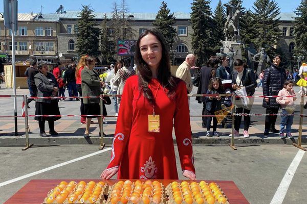 Սուրբ Հարության տոն՝ Զատիկի տոնակատարությոունը Վարդանանաց հրապարակում (17 ապրիլի, 2022թ). Գյումրի - Sputnik Արմենիա