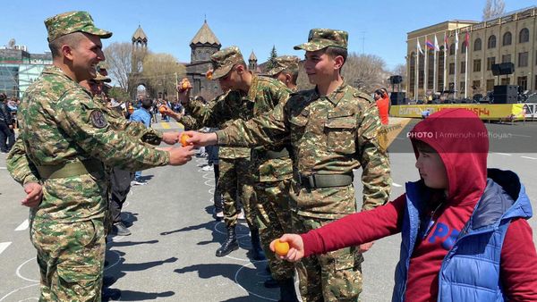 Սուրբ Հարության տոն՝ Զատիկի տոնակատարությոունը Վարդանանաց հրապարակում (17 ապրիլի, 2022թ). Գյումրի - Sputnik Արմենիա