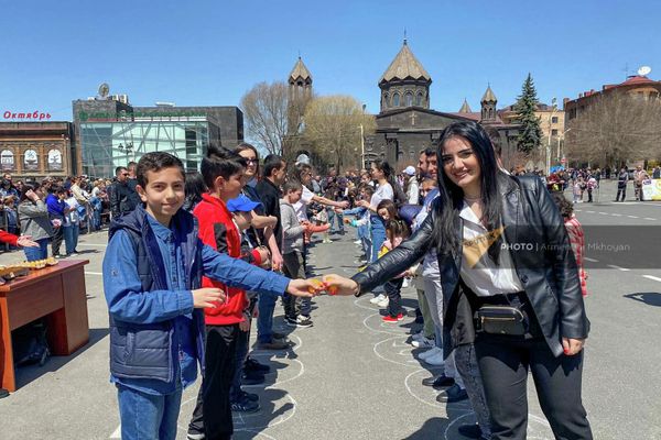 Սուրբ Հարության տոն՝ Զատիկի տոնակատարությոունը Վարդանանաց հրապարակում (17 ապրիլի, 2022թ). Գյումրի - Sputnik Արմենիա