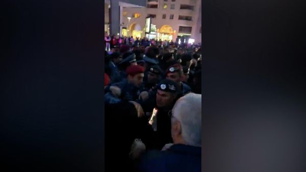 Полиция начала задерживать сторонников оппозиции на Площади Свободы в Ереване - Sputnik Армения