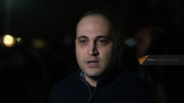 Нарек Самсонян отвечает на вопросы журналистов на акции протеста против действия властей на площади Свободы (17 апреля 2022). Еревaн - Sputnik Армения