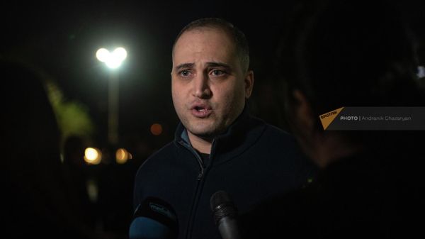 Нарек Самсонян отвечает на вопросы журналистов на акции протеста против действия властей на площади Свободы (17 апреля 2022). Еревaн - Sputnik Армения
