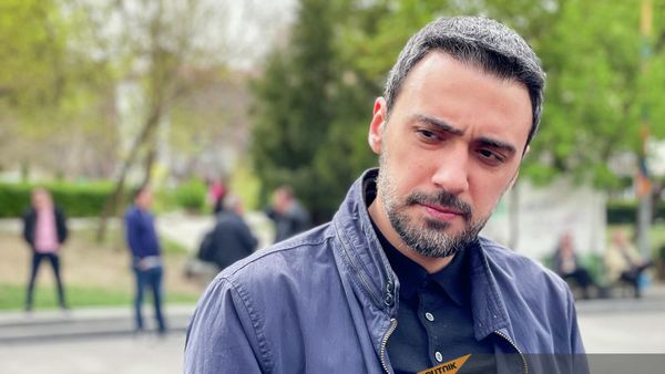 Арам Вардеванян общается с прессой на площади Свободы (18 апреля 2022). Еревaн - Sputnik Армения