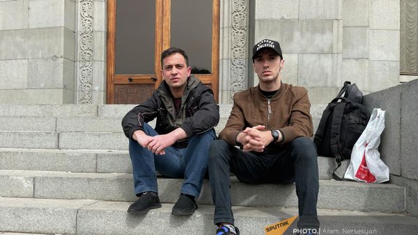 Объявившие голодовку Артур и Нвер на площади Свободы (18 апреля 2022). Еревaн - Sputnik Армения