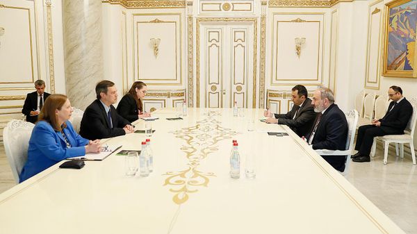 Премьер-министр Никол Пашинян принял сопредседателя Минской группы ОБСЕ от США Эндрю Шофера (18 апреля 2022). Еревaн - Sputnik Армения