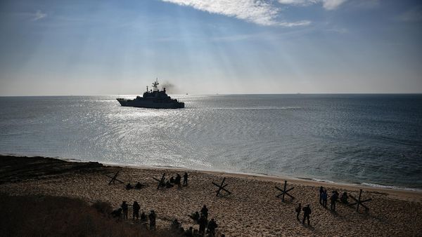 Большой десантный корабль Цезарь Куников во время высадки десанта морской пехоты с техникой на необорудованный участок побережья на полигоне Опук (18 октября 2021). Крым - Sputnik Армения