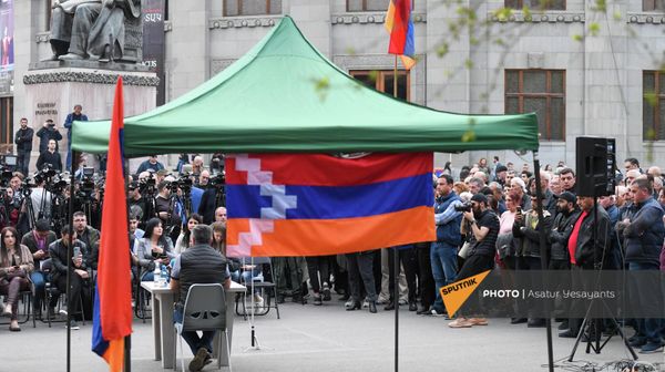 Արթուր Վանեցյանը Ազատության հրապարակում մամուլի ասուիլսի ժամանակ (18 ապրիլի, 2022թ). Երևան - Sputnik Արմենիա
