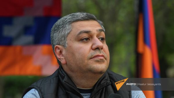 Արթուր Վանեցյանը Ազատության հրապարակում մամուլի ասուիլսի ժամանակ (18 ապրիլի, 2022թ). Երևան - Sputnik Արմենիա
