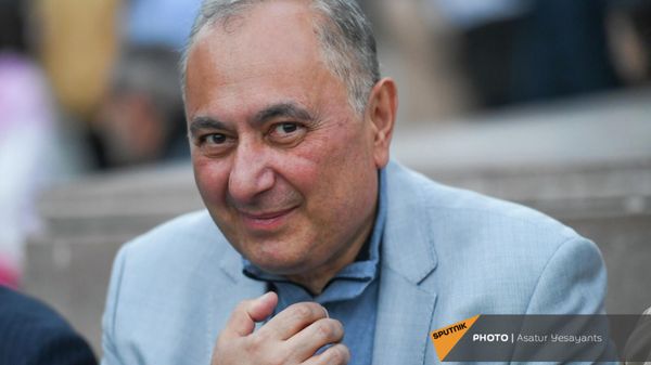Армен Чарчян на площади Свободы во время пресс-концеренции Aртура Вaнецяна (18 апреля 2022). Еревaн - Sputnik Армения