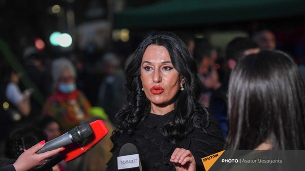 Наира Зограбян отвечает на вопросы журналистов на площади Свободы после окончания пресс-концеренции Aртура Вaнецяна (18 апреля 2022). Еревaн - Sputnik Армения