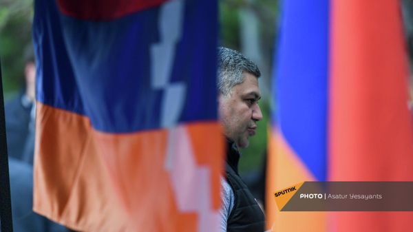 Արթուր Վանեցյանը Ազատության հրապարակում՝ մամուլի ասուլիսից առաջ (18 ապրիլի, 2022թ). Երևան - Sputnik Արմենիա