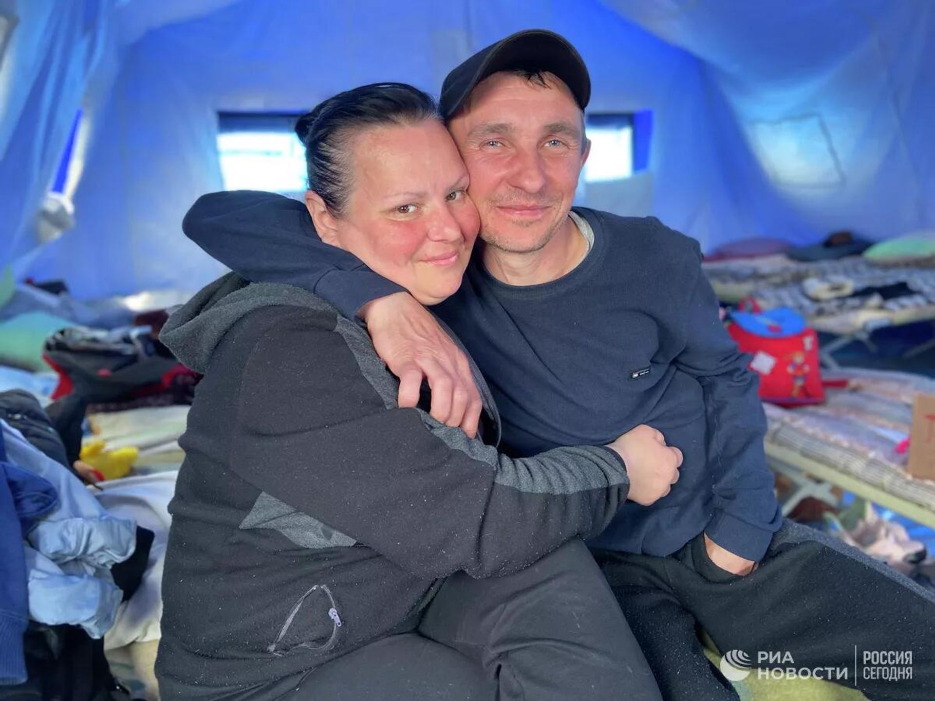 Беженка из Мариуполя Оксана с мужем в пункте временного размещения Беженка из Мариуполя Оксана с мужем в пункте временного размещения - Sputnik Արմենիա, 1920, 19.04.2022