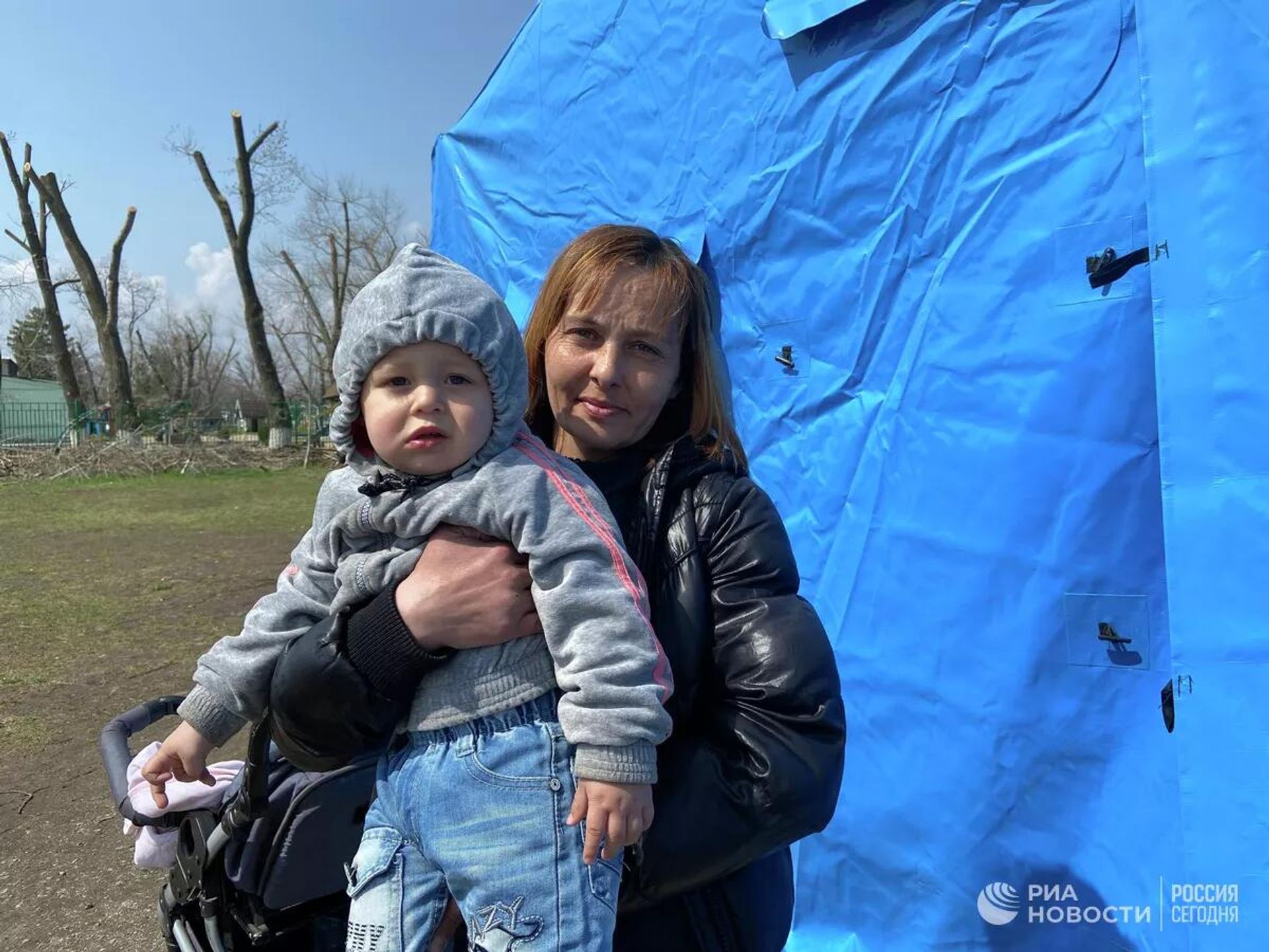 Беженка из Мариуполя Наталья с сыном в пункте временного размещения Беженка из Мариуполя Наталья с сыном в пункте временного размещения - Sputnik Արմենիա, 1920, 19.04.2022