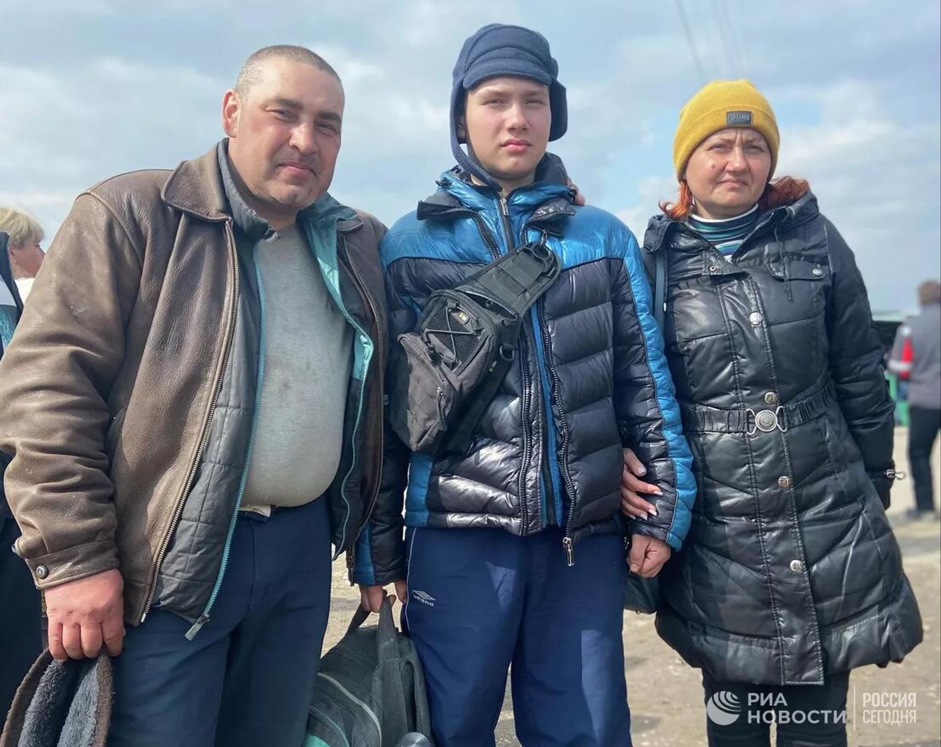 Беженцы из Мариуполя Анна с супругом и сыном в пункте временного размещения Беженцы из Мариуполя Анна с супругом и сыном в пункте временного размещения - Sputnik Արմենիա, 1920, 19.04.2022