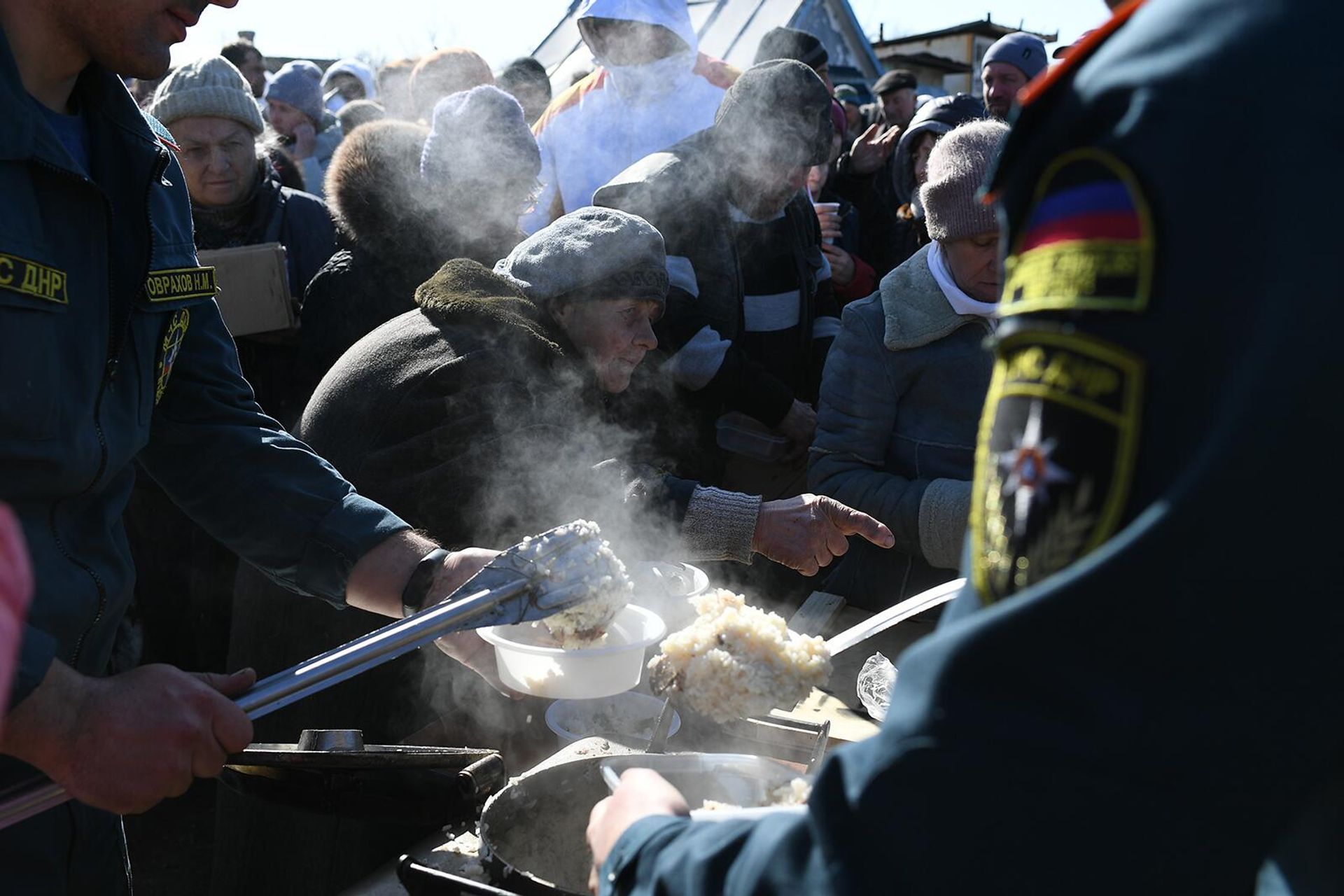 Беженцы из Мариуполя в очереди за горячей едой в пункте временного размещения, организованном МЧС ДНР в селе Безыменное Беженцы из Мариуполя в очереди за горячей едой в пункте временного размещения, организованном МЧС ДНР в селе Безыменное - Sputnik Արմենիա, 1920, 19.04.2022